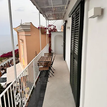 Queen View - No Kitchen *