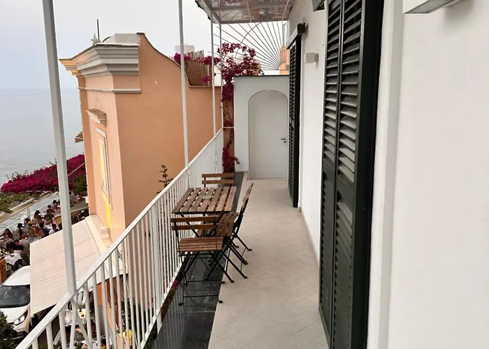 Queen View - No Kitchen *