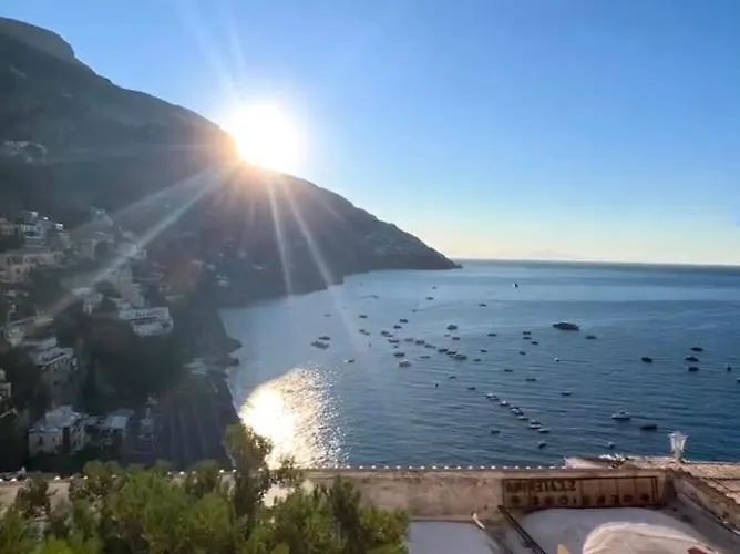 Queen View - No Kitchen Apartman