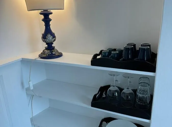 Queen View - No Kitchen *