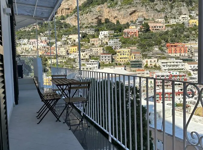 Queen View - No Kitchen *