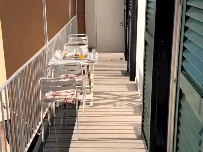 Queen View - No Kitchen Apartman *