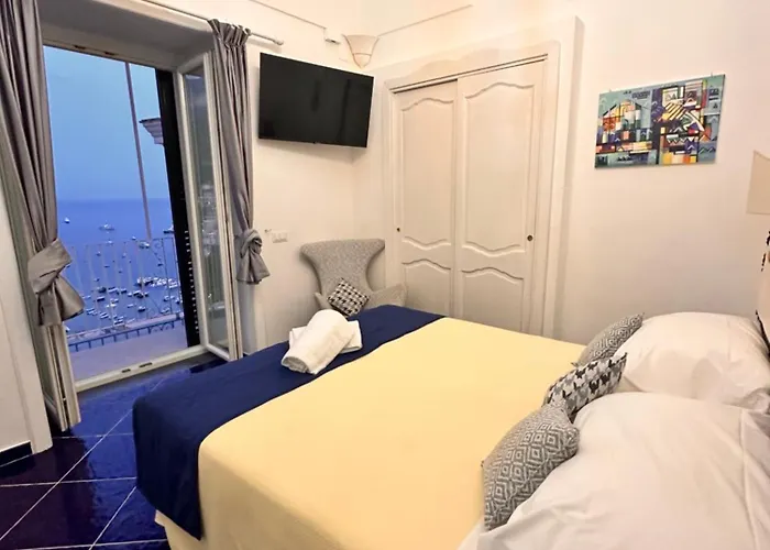 Queen View - No Kitchen * Positano