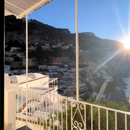 Queen View - No Kitchen * 波西塔諾