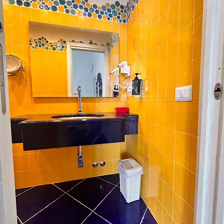 Queen View - No Kitchen * 波西塔諾